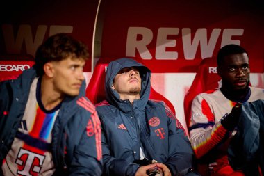 COLOGNE, Almanya - 14 Ocak 2026: Lennart Karl, Dayot Upamecano, 1.Bundesliga futbol maçı 1. FC Koeln, FC Bayern Münih 'e karşı. Rhein Enerji Stadyumunda