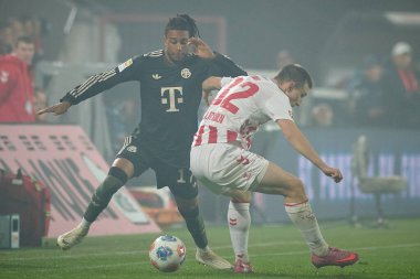 COLOGNE, GERMANY - 14 Ocak 2026: Michael Olise, Kristoffer Lund, 1. FC Koeln, FC Bayern Münih 'e karşı. Rhein Enerji Stadyumunda