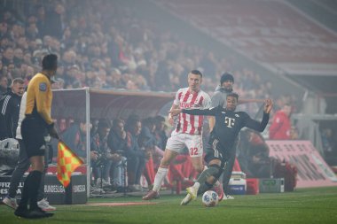 COLOGNE, GERMANY - 14 Ocak 2026: Michael Olise, Kristoffer Lund, 1. FC Koeln, FC Bayern Münih 'e karşı. Rhein Enerji Stadyumunda