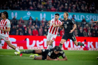 COLOGNE, ALMANY - 14 Ocak 2026: Cenk Oezkacar, Harry Kane, 1.Bundesliga futbol maçı 1. FC Koeln, FC Bayern Münih 'e karşı. Rhein Enerji Stadyumunda