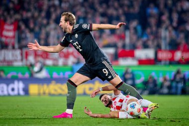 COLOGNE, Almanya - 14 Ocak 2026: Harry Kane, Tom Krauss, 1.Bundesliga futbol maçı 1. FC Koeln, FC Bayern Münih 'e karşı. Rhein Enerji Stadyumunda