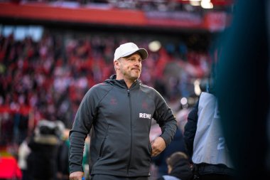 COLOGNE, Almanya - 17 Ocak 2026: Lukas Kwasniok, 1.Bundesliga 1. FC Koeln 1 'e karşı. Rhein Enerji Stadyumunda FSV Mainz 05