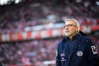 COLOGNE, ALMANY - 17 Ocak 2026: Urs Fischer, 1.Bundesliga 1. FC Koeln 1 'e karşı. Rhein Enerji Stadyumunda FSV Mainz 05