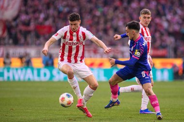 COLOGNE, ALMANY - 17 Ocak 2026: Paul Nebel, Eric Martel, 1. FC Koeln 1 'e karşı. Rhein Enerji Stadyumunda FSV Mainz 05