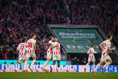 COLOGNE, ALMANY - 17 Ocak 2026: Ragnar Ache, Jakub Kaminski, 1.Bundesliga futbol maçı 1. FC Koeln 1 'e karşı. Rhein Enerji Stadyumunda FSV Mainz 05