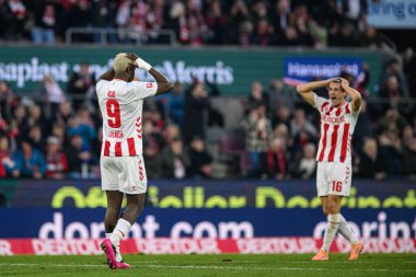 COLOGNE, ALMANY - 17 Ocak 2026: Ragnar Ache, Jakub Kaminski, 1.Bundesliga futbol maçı 1. FC Koeln 1 'e karşı. Rhein Enerji Stadyumunda FSV Mainz 05