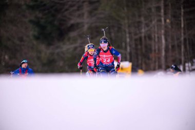 RUHPOLDING, Almanya - 18 HAZİRAN, 2026: Jeanne Richard, Juni Arnekleiv - Kadınlar 10 km PURSUIT, BMW IBU Dünya Kupası .