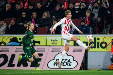 COLOGNE, Almanya - 30 HAZİRAN, 2026: Patrick Wimmer, Sebastian Sebulonsen - 1. Bundesliga futbol maçı 1. FC Koeln, VfL Wolfsburg 'a karşı. Rhein Enerji Stadyumunda.