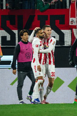 COLOGNE, ALMANY - 30 HAZİRAN, 2026: Linton Maina, gol, Kristoffer Lund - 1. Bundesliga futbol maçı 1. FC Koeln, VfL Wolfsburg 'a karşı. Rhein Enerji Stadyumunda.