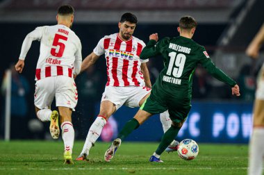 COLOGNE, ALMANY - 30 HAZİRAN, 2026: Cenk Özkacar, Jesper Lindstrom - 1. Bundesliga futbol maçı 1. FC Koeln, VfL Wolfsburg 'a karşı. Rhein Enerji Stadyumunda.