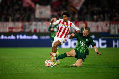 COLOGNE, Almanya - 30 HAZİRAN, 2026: Youssoupha Niang, Denis Vavro - 1. Bundesliga futbol maçı 1. FC Koeln, VfL Wolfsburg 'a karşı. Rhein Enerji Stadyumunda.