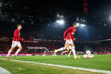 COLOGNE, Almanya - 30 HAZİRAN, 2026: Jakub Kaminski, Kristoffer Lund - 1. Bundesliga futbol maçı 1. FC Koeln, VfL Wolfsburg 'a karşı. Rhein Enerji Stadyumunda.