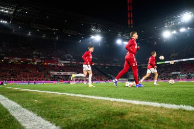 COLOGNE, ALMANY - 30 HAZİRAN, 2026: Marius Bulter, Isak Johannesson, Sebastian Sebulonsen - 1. Bundesliga futbol maçı 1. FC Koeln, VfL Wolfsburg 'a karşı. Rhein Enerji Stadyumunda.