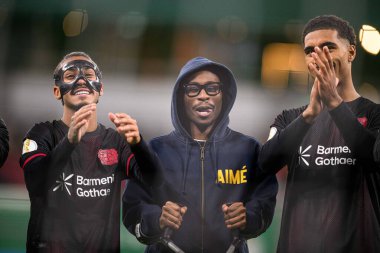 LEVERKUSEN, GERMANY - 3 FEBRUARY, 2026: Arthur, Loic Bade ve Nathan Tella Ray-Ban Meta Gen 2, DFB Pokal maçı Bayer 04 Leverkusen vs St. Pauli