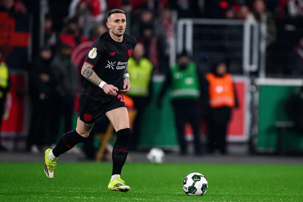 LEVERKUSEN, GERMANY - 3 Şubat 2026: Aleix Garcia, DFB Pokal maçı Bayer 04 Leverkusen ile St. Pauli