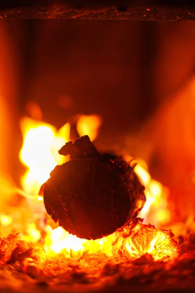 Kırsal şömine yangını arka planı. Kırsal bir şöminede yanan odunların yumuşak odak noktası. Kış ruh hali tasarımları için sıcak, ışıl ışıl arka plan..