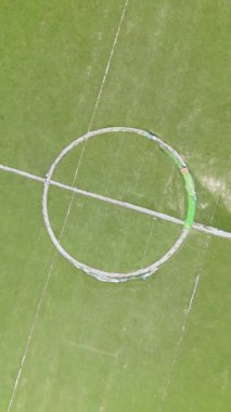 Küçük futbol sahasının (mini futbol sahası) yapay çim ile dönen havadan çekimi. Spor arkaplanı için dinamik döndürme büyüt.