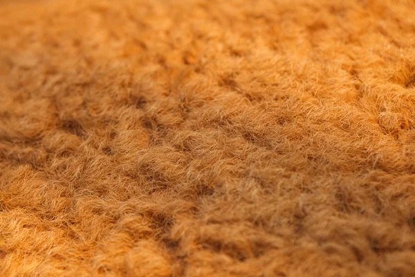 Afrika savanasının uzun yeşil çimlerinde tek başına duran siyah bir gergedan. Bu görüntü nesli tükenmekte olan hayvanı doğal ortamında kayan tepelerin, dağınık ağaçların ve uzak manzaraların manzaralı arka planında yakalıyor..