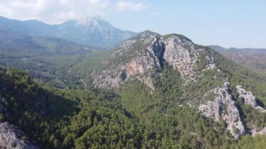 Defter, derecelendirilmemiş. Ral Sahili yakınlarındaki görkemli Taurus Dağları ve yeşil çam ormanlarının hava manzarası. Antalya, Türkiye 'deki Lycia kıyılarının insansız hava aracı görüntüleri.