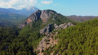 Ral Sahili yakınlarındaki görkemli Taurus Dağları ve yeşil çam ormanlarının hava manzarası. Antalya, Türkiye 'deki Lycia kıyılarının insansız hava aracı görüntüleri.