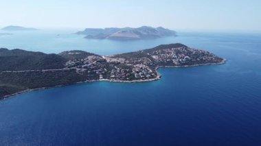 Türkiye 'nin Kas kentinde lüks villaları olan lüks bir yarımadaya insansız hava aracı yaklaşımı. Premium sahil yaşam tarzı, lüks gayrimenkul ve seçkin seyahat konsepti. Notlandırılmamış, Dlog