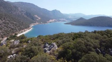 Kızıl çatıları, dolambaçlı yolu, turkuaz Akdeniz ve çevresindeki dağlarla Kas şehrinin hava panoramik manzarası. Notlandırılmamış, Dlog