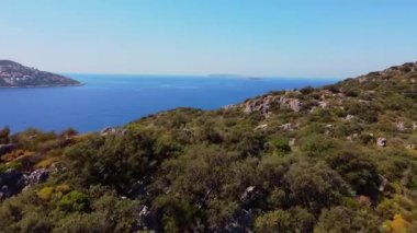 Türkiye 'nin Kas kentinde lüks villaları olan lüks bir yarımadaya insansız hava aracı yaklaşımı. Premium sahil yaşam tarzı, lüks gayrimenkul ve seçkin seyahat konsepti.