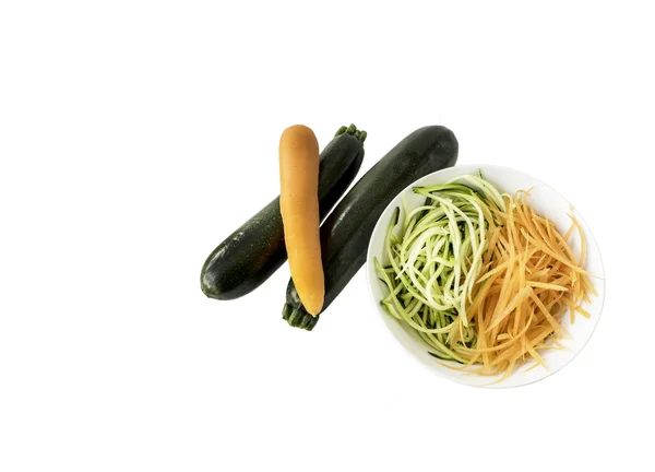 Spiralized kabak ve havuç beyaz arka plan üzerinde
