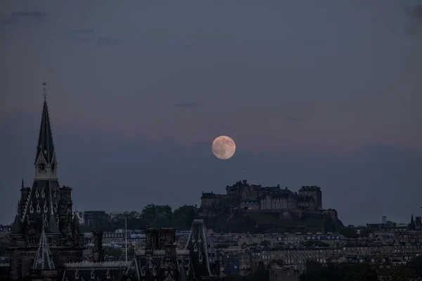 Grande lune sur le château d'Édimbourg — Photo