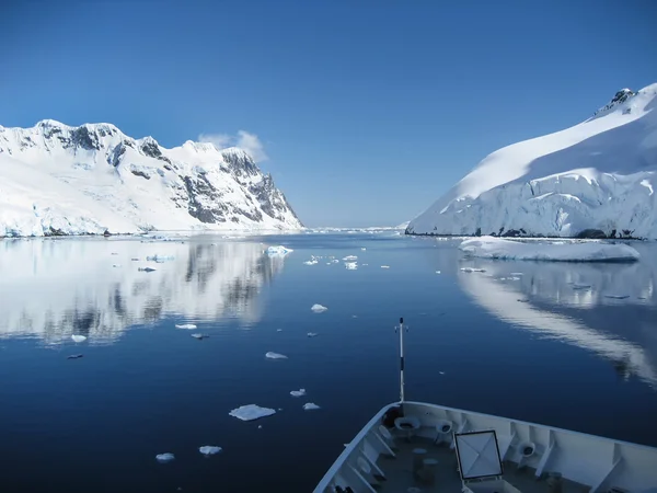 Cruising genom den vackra Lemaire kanalen, Antarktis — Stockfoto