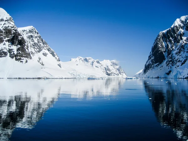 Lemaire Channel, Antarctica mountain reflections. — Stock Photo, Image