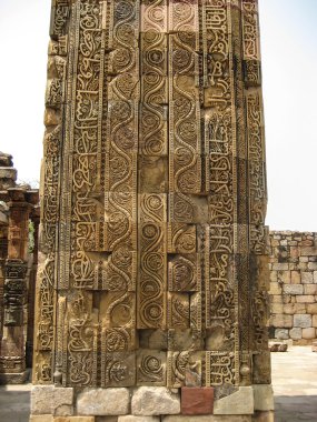 Quwwat-ul-Islam Camii Yeni Delhi