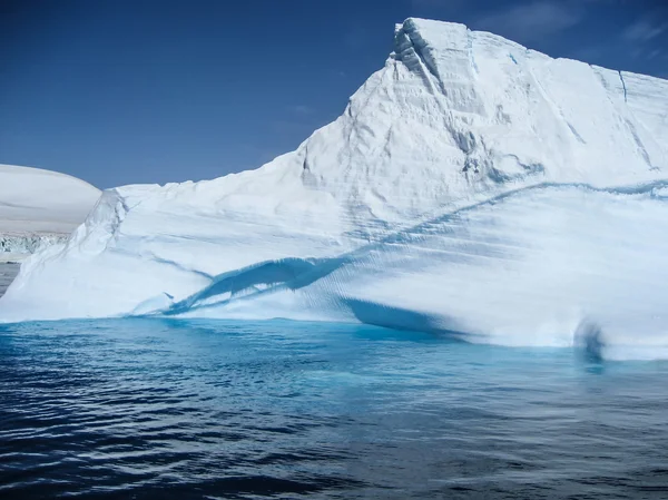 Ζαλίζοντας χρώματα και τα σχήματα ενός παγόβουνου Ανταρκτική — Φωτογραφία Αρχείου