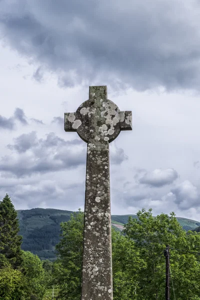 Hoge Keltisch kruis met Schotse uitzicht — Stockfoto