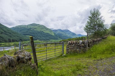 Metal kapı ve drystone duvar