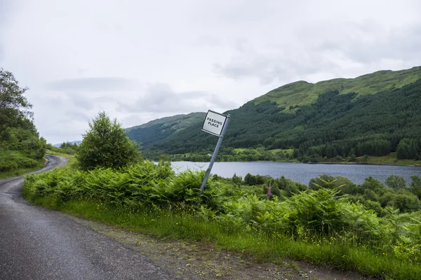 Scottish przekazując znak drogowy w miejscu — Zdjęcie stockowe
