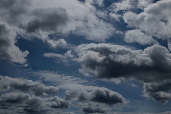 青い空に積雲と巻雲の雲の混合物 ストックフォト