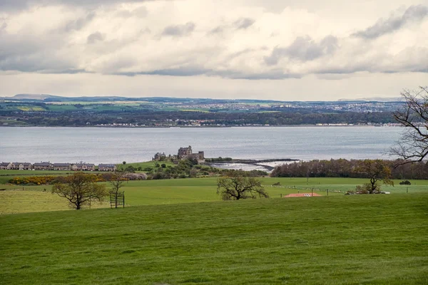 Skotska landskap av svärta slott och Firth of Forth — Stockfoto