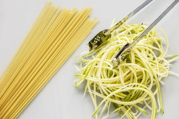 Spagetti ve doğrama kurulu beyaz kabak