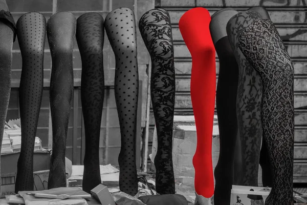 Bir sıra desenli tayt ve dantel bacak aşınması sergilenirken, parlak kırmızı bir çorap gözü çekiyor. Bu moda odaklı görüntü karşıtlığı, cesur tarzı ve modern ayak giyimi eğilimlerini vurguluyor.