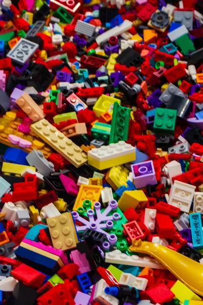 Canlı bir LEGO yığını çok renkli ve şekilli tuğlalar. Yaratıcı oyun, sınıf zanaatı ve çocuklar ve aileler için yaratıcı bina projeleri için mükemmel..