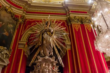 Cospicua, Malta - 28 Kasım 2024. Süslü bir kilisede Bakire Meryem Heykeli