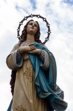 Cospicua, Malta - 1 Aralık 2024. Bulutlu Gökyüzüne Karşı Bakire Meryem Heykeli Düşük Açılı Görüşte Yakalandı