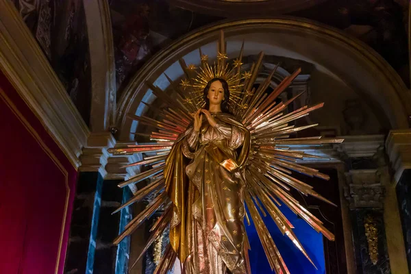 Cospicua, Malta - 28 Kasım 2024. Süslü bir kilisede Bakire Meryem Heykeli