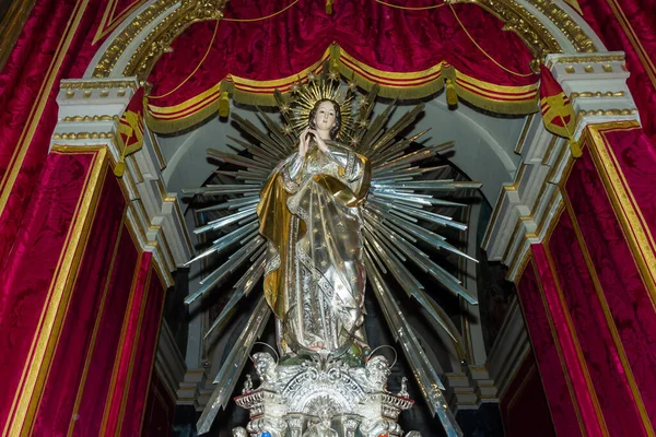 Cospicua, Malta - 28 Kasım 2024. Süslü bir kilisede Bakire Meryem Heykeli