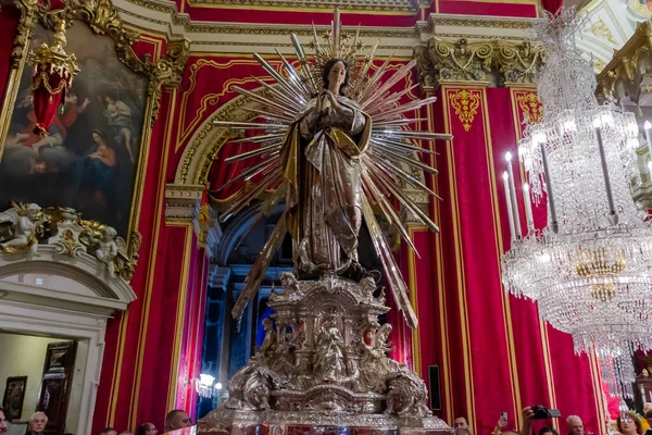 Cospicua, Malta - 28 Kasım 2024. Süslü bir kilisede Bakire Meryem Heykeli