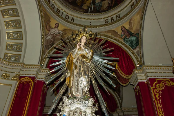 Cospicua, Malta - 28 Kasım 2024. Süslü bir kilisede Bakire Meryem Heykeli