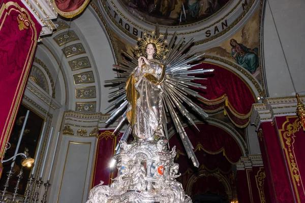 Cospicua, Malta - 28 Kasım 2024. Süslü bir kilisede Bakire Meryem Heykeli