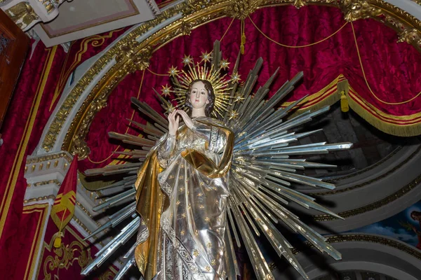 Cospicua, Malta - 28 Kasım 2024. Süslü bir kilisede Bakire Meryem Heykeli