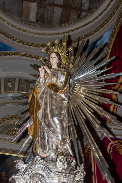 Cospicua, Malta - 28 Kasım 2024. Süslü bir kilisede Bakire Meryem Heykeli